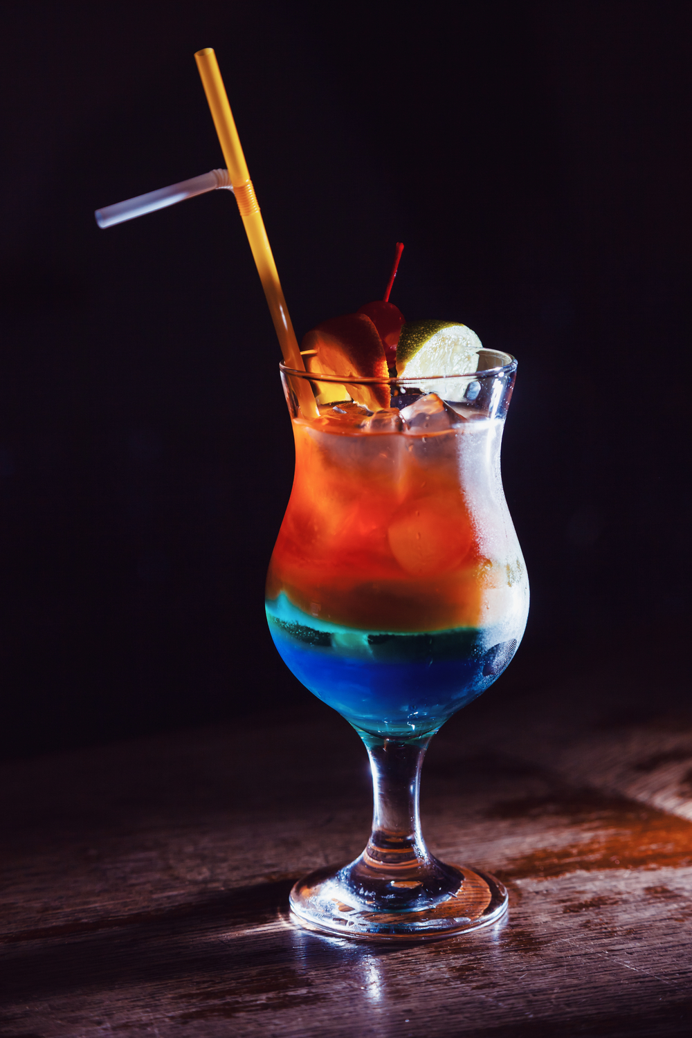 酒吧雞尾酒中的點(diǎn)睛之筆 酒精飲料與櫻桃、酸橙片、檸檬的完美邂逅